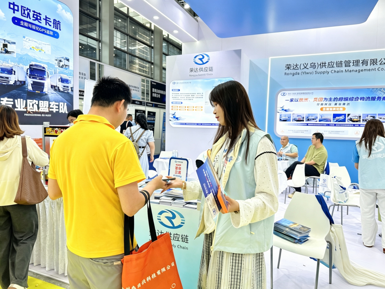 夫妇互换当面做的爱