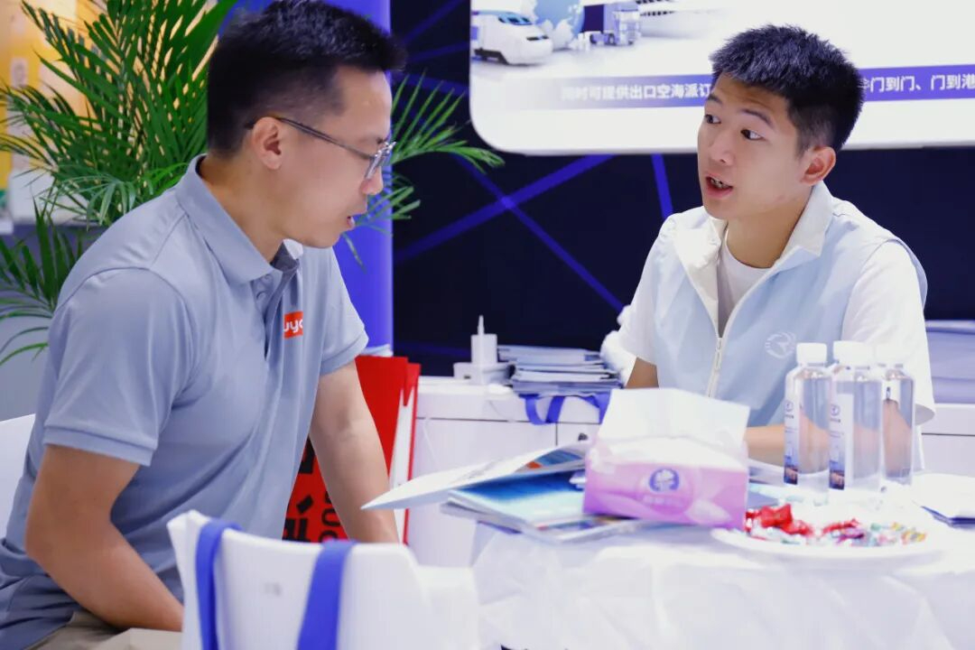 夫妇互换当面做的爱